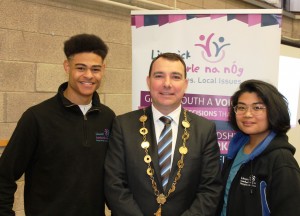 Mayor of Limerick , Cllr. James Collins (centre) with Tyrone Guillen & Isha Lazo, Limerikc Comhairle na nÓg